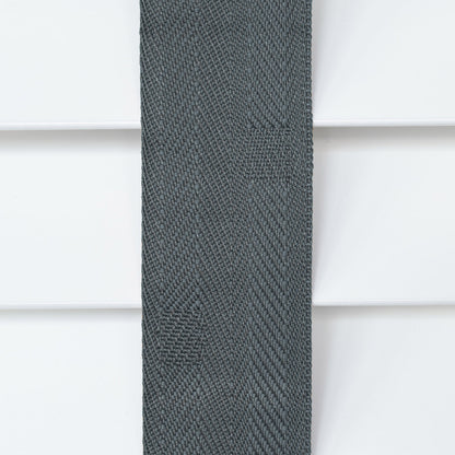 Moderne werkplek met bureau, laptop en antracietkleurige Paulownia houten jaloezieën voor het raam. Luxe raamdecoratie op maat die zorgt voor een strakke, eigentijdse uitstraling en optimale lichtregeling.