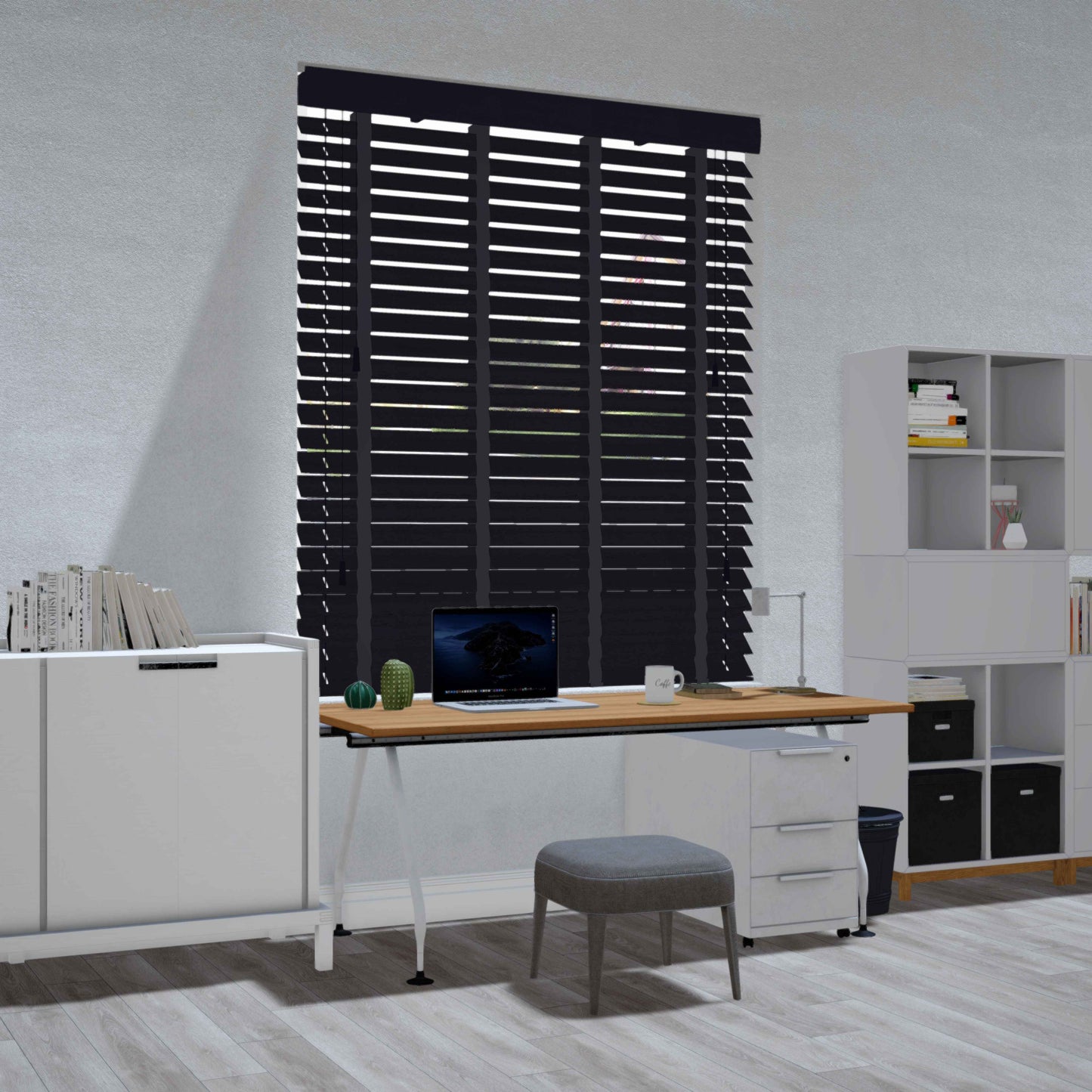 Moderne werkplek met bureau, laptop en antracietkleurige Paulownia houten jaloezieën voor het raam. Luxe raamdecoratie op maat die zorgt voor een strakke, eigentijdse uitstraling en optimale lichtregeling.