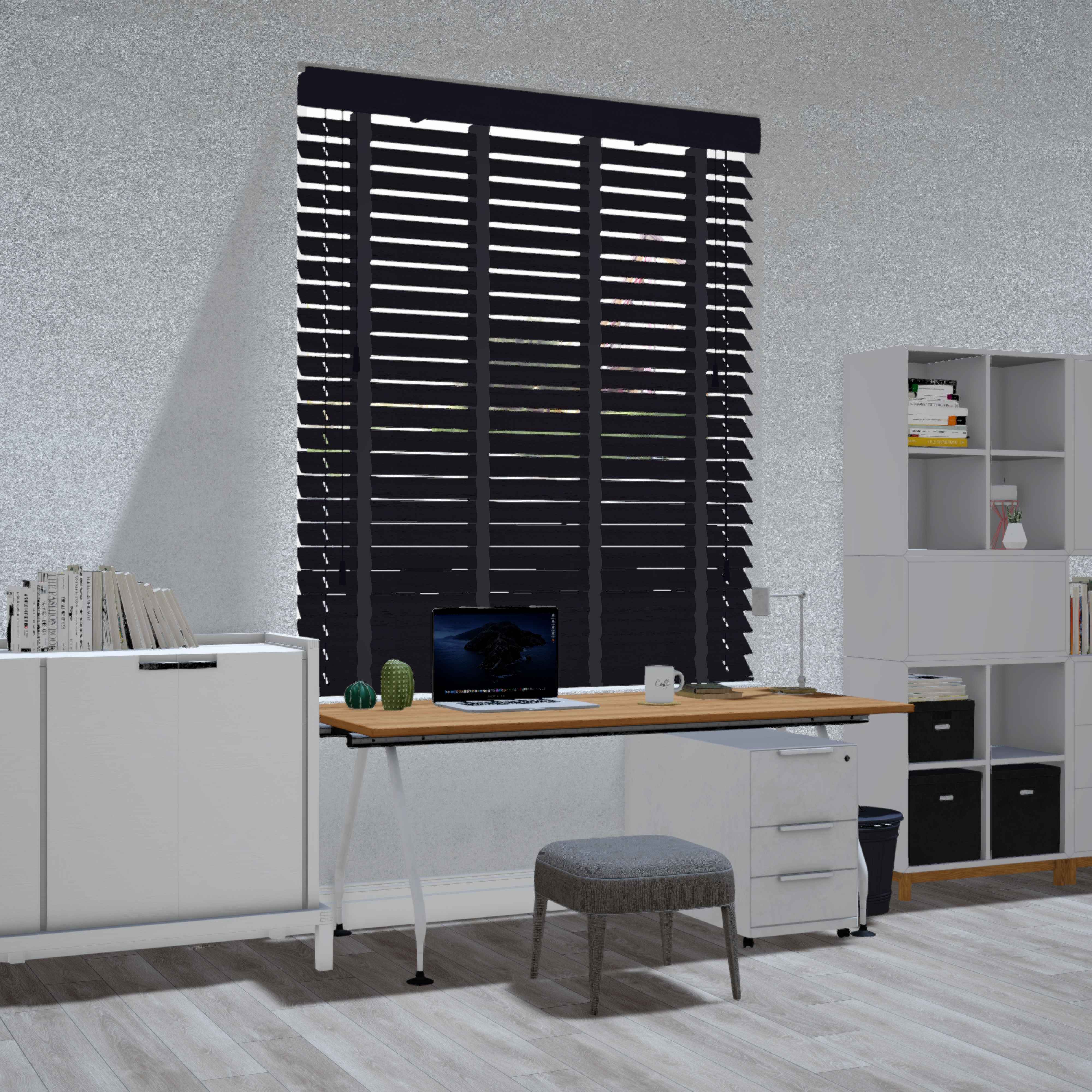 Moderne werkplek met bureau, laptop en antracietkleurige Paulownia houten jaloezieën voor het raam. Luxe raamdecoratie op maat die zorgt voor een strakke, eigentijdse uitstraling en optimale lichtregeling.