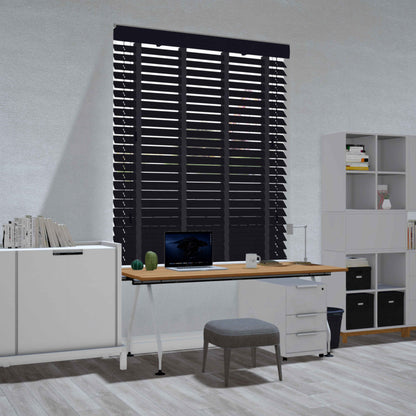 Moderne werkplek met bureau, laptop en antracietkleurige Paulownia houten jaloezieën voor het raam. Luxe raamdecoratie op maat die zorgt voor een strakke, eigentijdse uitstraling en optimale lichtregeling.