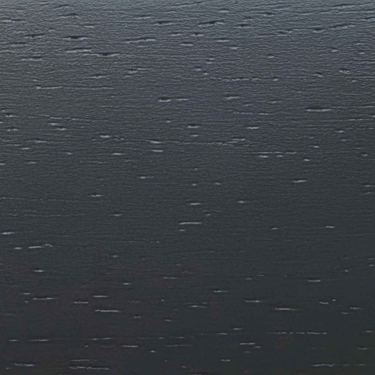 Moderne werkplek met bureau, laptop en antracietkleurige Paulownia houten jaloezieën voor het raam. Luxe raamdecoratie op maat die zorgt voor een strakke, eigentijdse uitstraling en optimale lichtregeling.