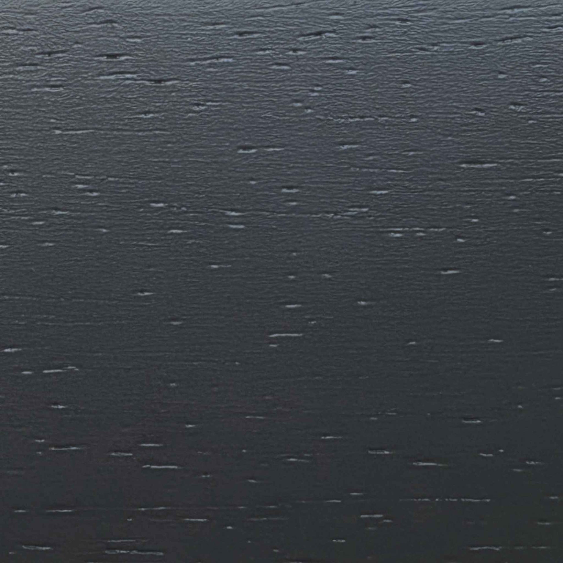 Moderne werkplek met bureau, laptop en antracietkleurige Paulownia houten jaloezieën voor het raam. Luxe raamdecoratie op maat die zorgt voor een strakke, eigentijdse uitstraling en optimale lichtregeling.