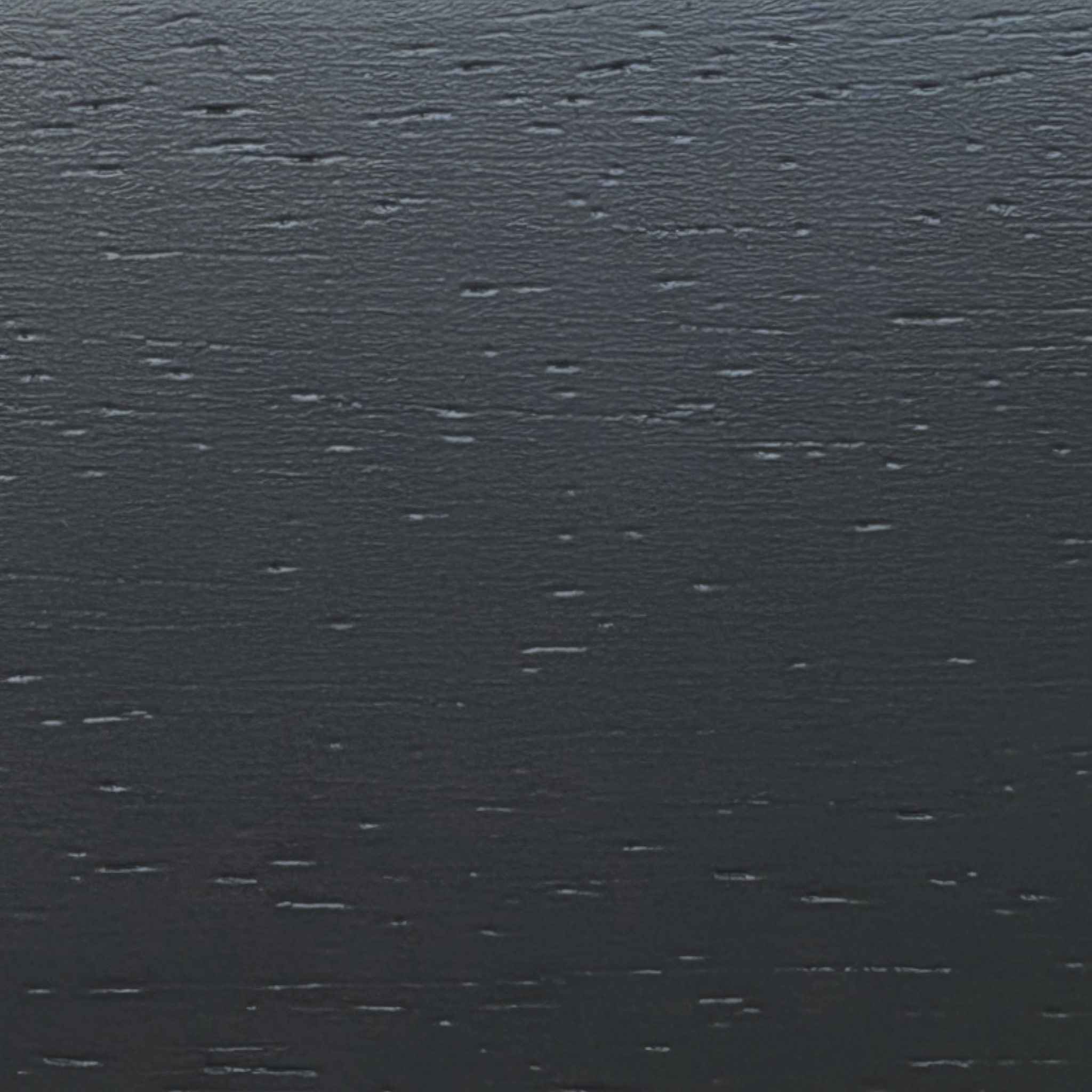 Moderne werkplek met bureau, laptop en antracietkleurige Paulownia houten jaloezieën voor het raam. Luxe raamdecoratie op maat die zorgt voor een strakke, eigentijdse uitstraling en optimale lichtregeling.