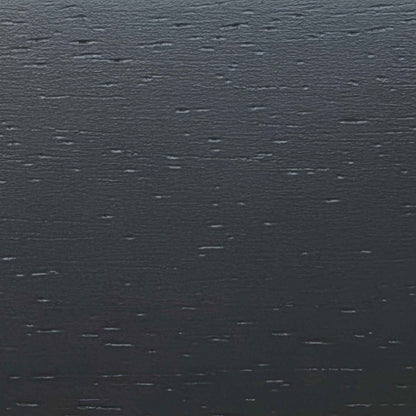 Moderne werkplek met bureau, laptop en antracietkleurige Paulownia houten jaloezieën voor het raam. Luxe raamdecoratie op maat die zorgt voor een strakke, eigentijdse uitstraling en optimale lichtregeling.