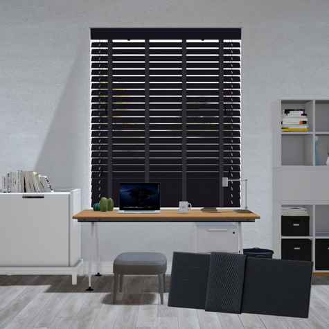 Moderne werkplek met bureau, laptop en antracietkleurige Paulownia houten jaloezieën voor het raam. Luxe raamdecoratie op maat die zorgt voor een strakke, eigentijdse uitstraling en optimale lichtregeling.