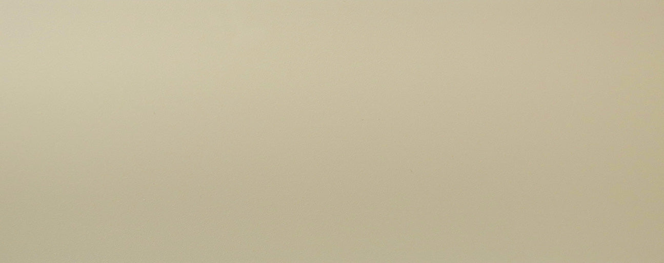 Geborsteld crèmekleurige aluminium jaloezieën bieden een subtiele en verfijnde uitstraling aan uw interieur. Vervaardigd van duurzaam aluminium met een geborstelde crèmekleurige afwerking, eenvoudig te onderhouden en voorzien van flexibele licht- en privacyinstellingen.