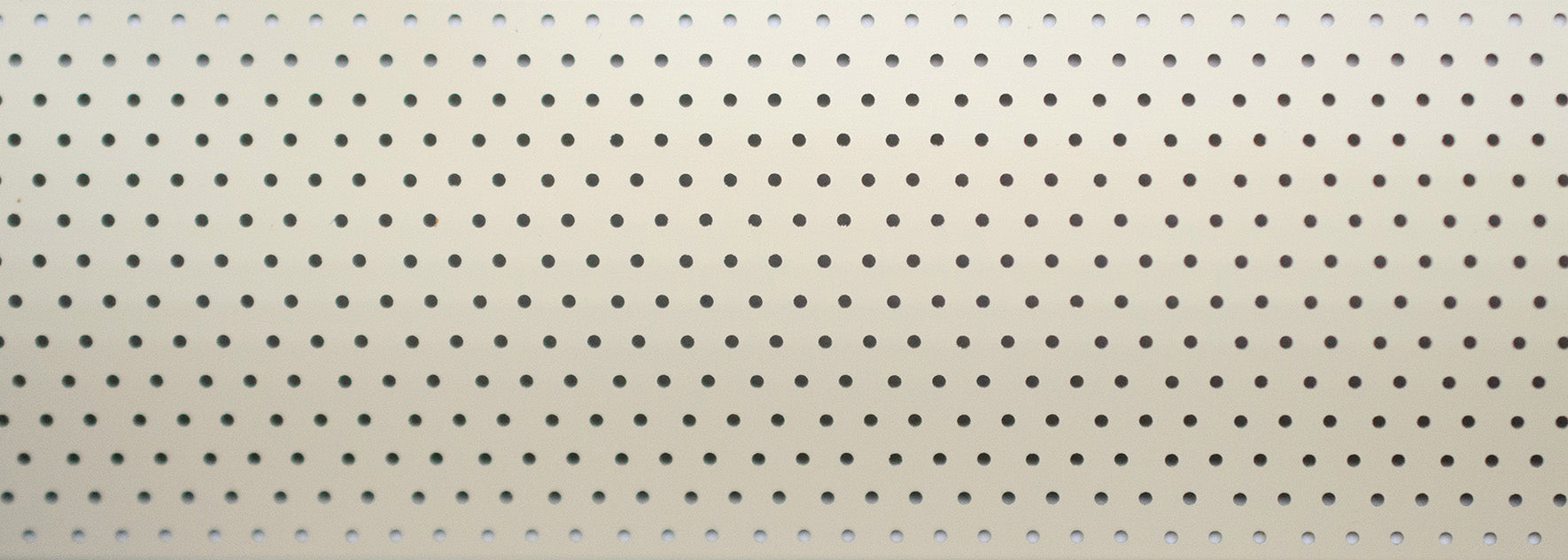 Geperforeerd magnolia aluminium jaloezieën bieden een verfijnde en luchtige esthetiek met hun subtiele perforaties in een magnoliakleurig ontwerp. Vervaardigd van duurzaam aluminium, eenvoudig te onderhouden en met flexibele licht- en privacyopties.