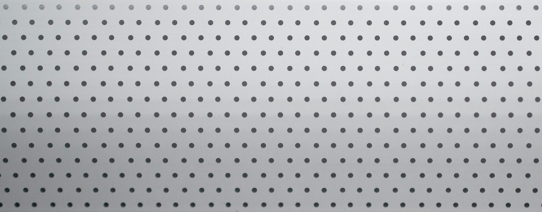 Geperforeerd witte aluminium jaloezieën bieden een stijlvolle en luchtige uitstraling door de subtiele perforaties in het witte materiaal. Vervaardigd van duurzaam aluminium, eenvoudig te onderhouden en met flexibele licht- en privacyopties.