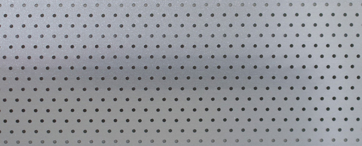 Geperforeerd zilveren aluminium jaloezieën bieden een eigentijdse en luchtige uitstraling, waarbij het zilveren oppervlak is voorzien van perforaties voor een uniek designelement. Vervaardigd van duurzaam aluminium, eenvoudig te onderhouden en met flexibele licht- en privacyopties.