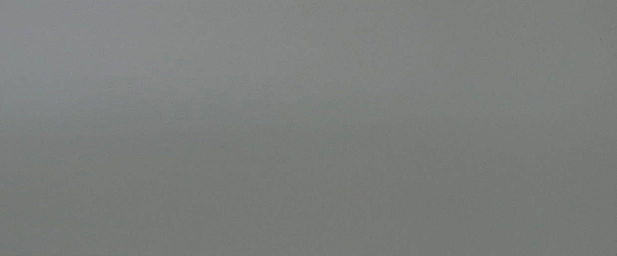 Grijze aluminium jaloezieën geven een neutrale en veelzijdige toets aan uw interieur. Vervaardigd van duurzaam aluminium, eenvoudig te onderhouden en voorzien van flexibele licht- en privacyinstellingen.