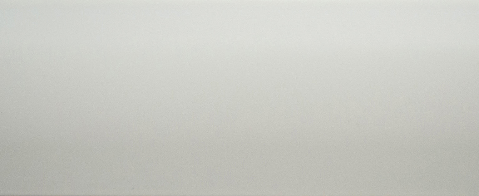 Roomwitte aluminium jaloezieën creëren een lichte en luchtige sfeer in diverse interieurs. Vervaardigd van duurzaam aluminium, makkelijk te onderhouden en bieden aanpasbare licht- en privacy-opties.