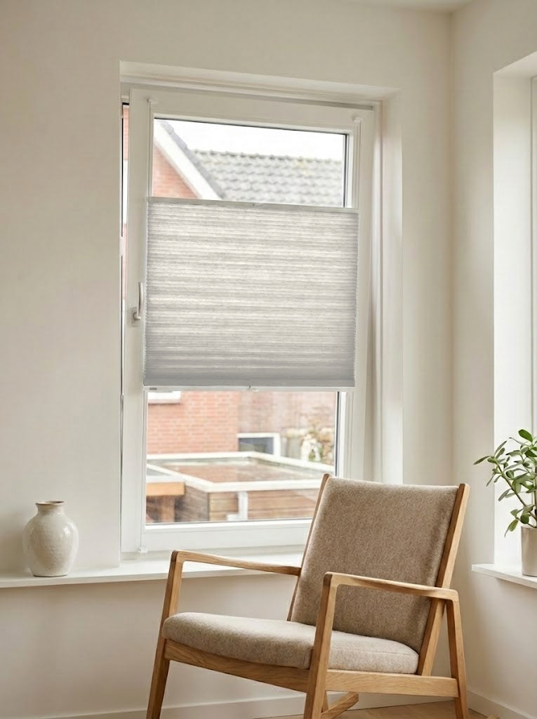 Lichtdoorlatend plisségordijn bruin op maat voor een draaikiepraam