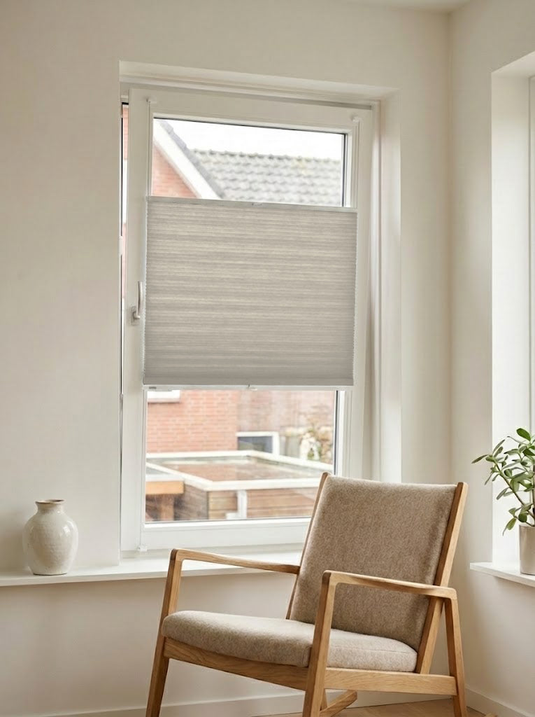 Lichtdoorlatend plisségordijn bruin op maat voor een draaikiepraam