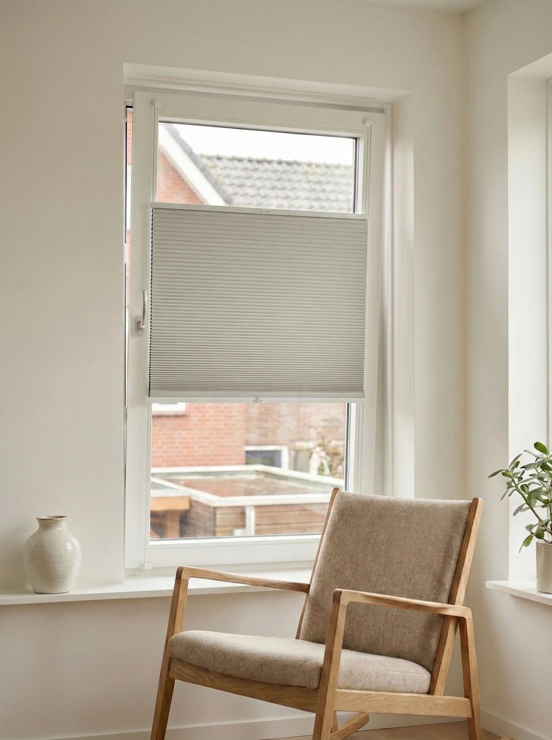 Verduisterend plisségordijn Aqua lichtbruin op maat voor een draaikiepraam