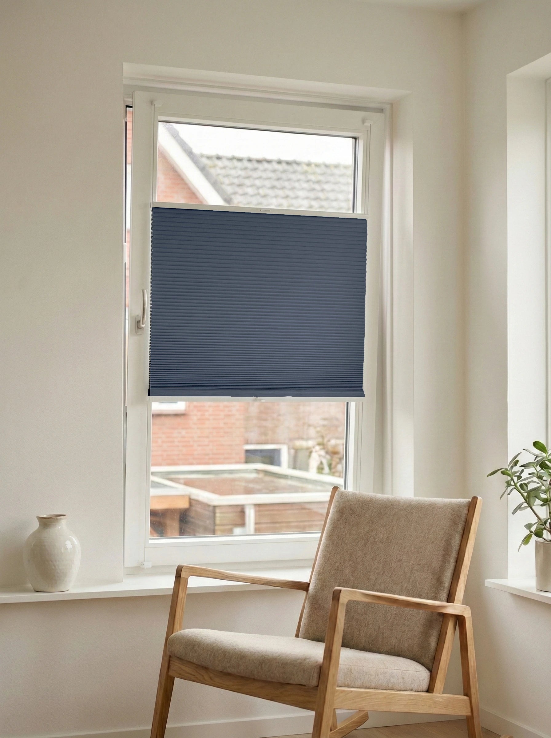 Verduisterend plisségordijn Dense blauw op maat voor een draaikiepraam