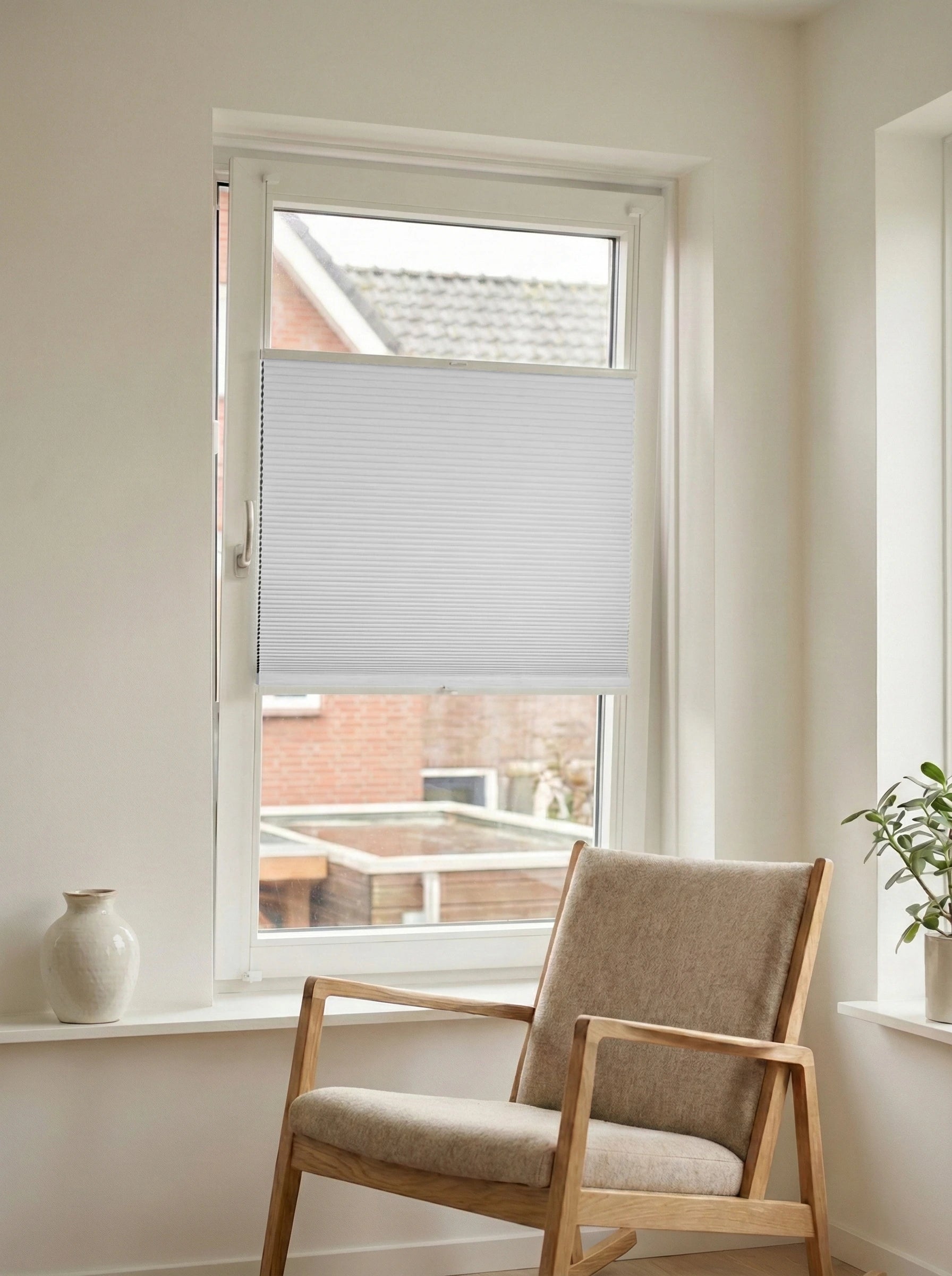 Verduisterend plisségordijn Dense gebroken wit op maat voor een draaikiepraam