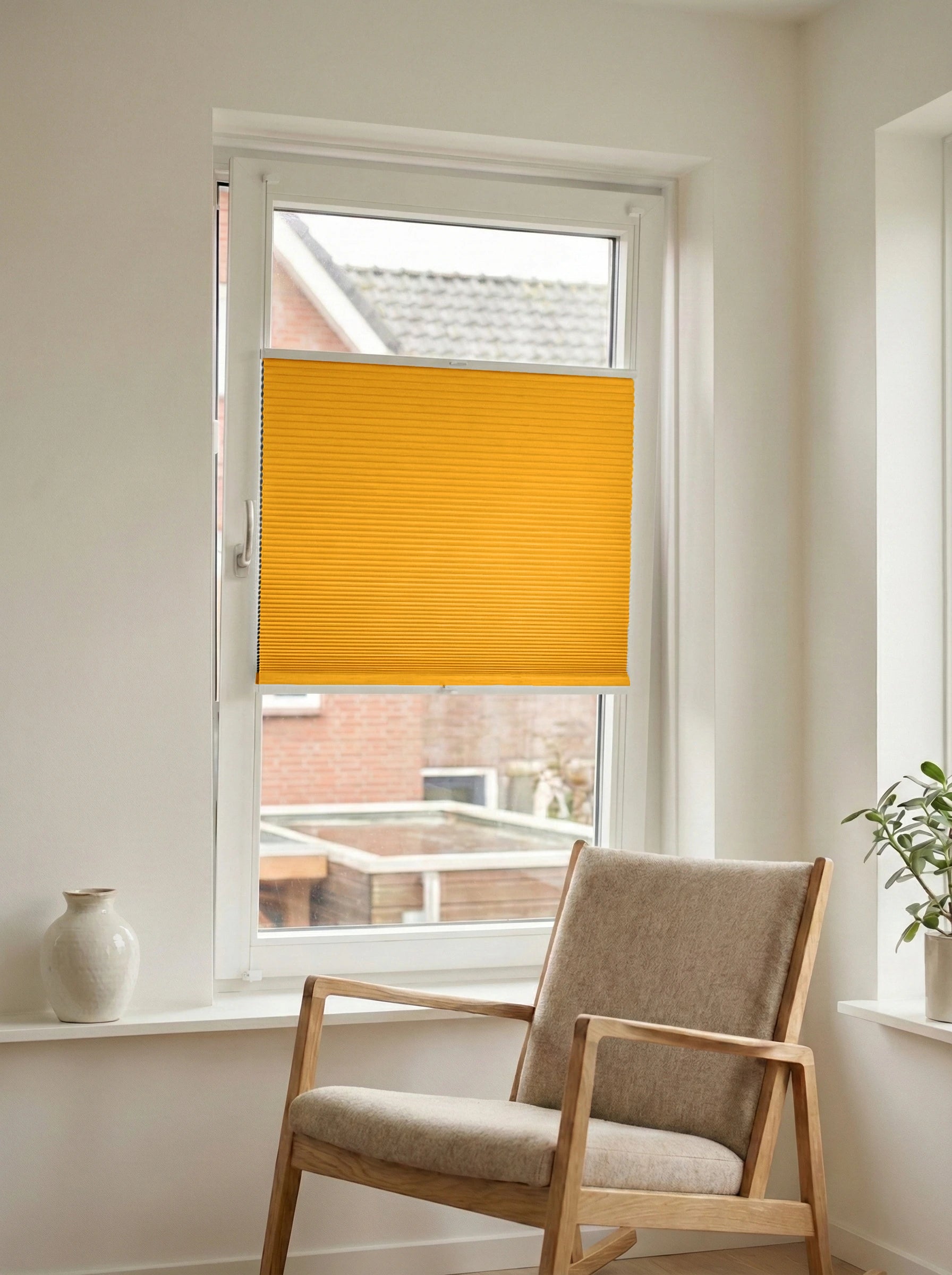 Verduisterend plisségordijn Dense oranje op maat voor een draaikiepraam