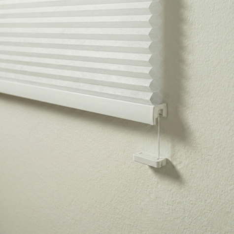 Detail shot plisségordijn top down bottom up, focus op onderprofiel en bevestigingspunt 