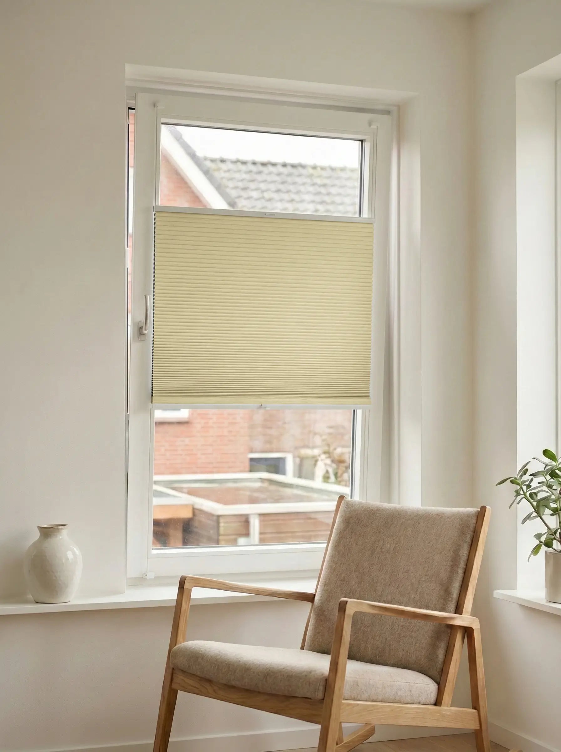 Verduisterend plisségordijn Double beige op maat voor een draaikiepraam