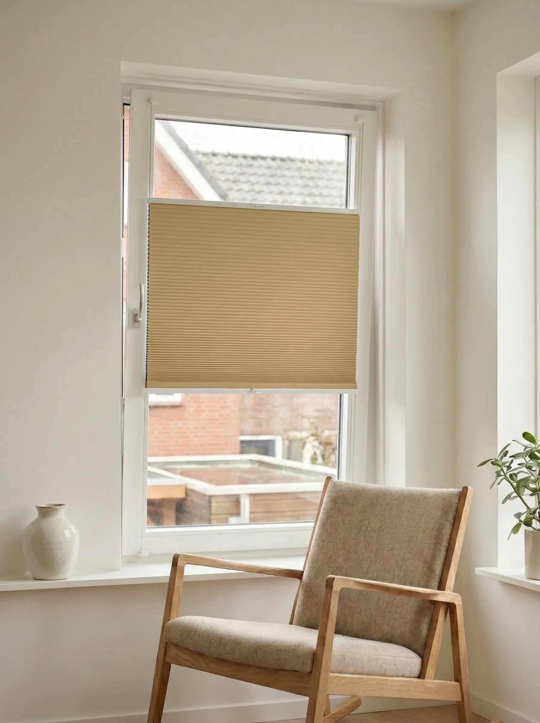 Verduisterend plisségordijn Double bruin op maat voor een draaikiepraam