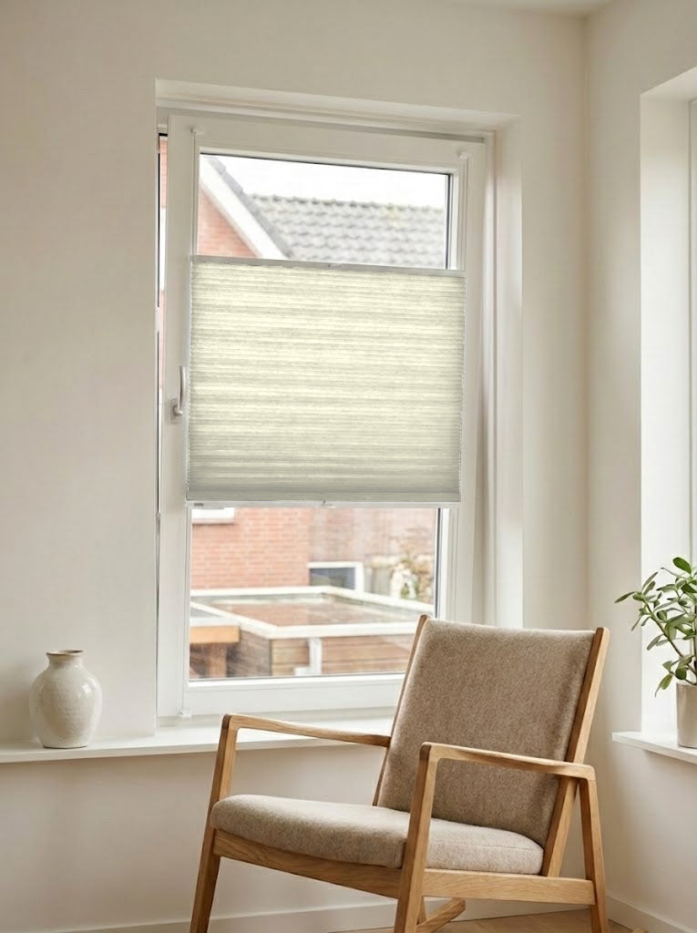 Lichtdoorlatend plisségordijn crème op maat voor een draaikiepraam