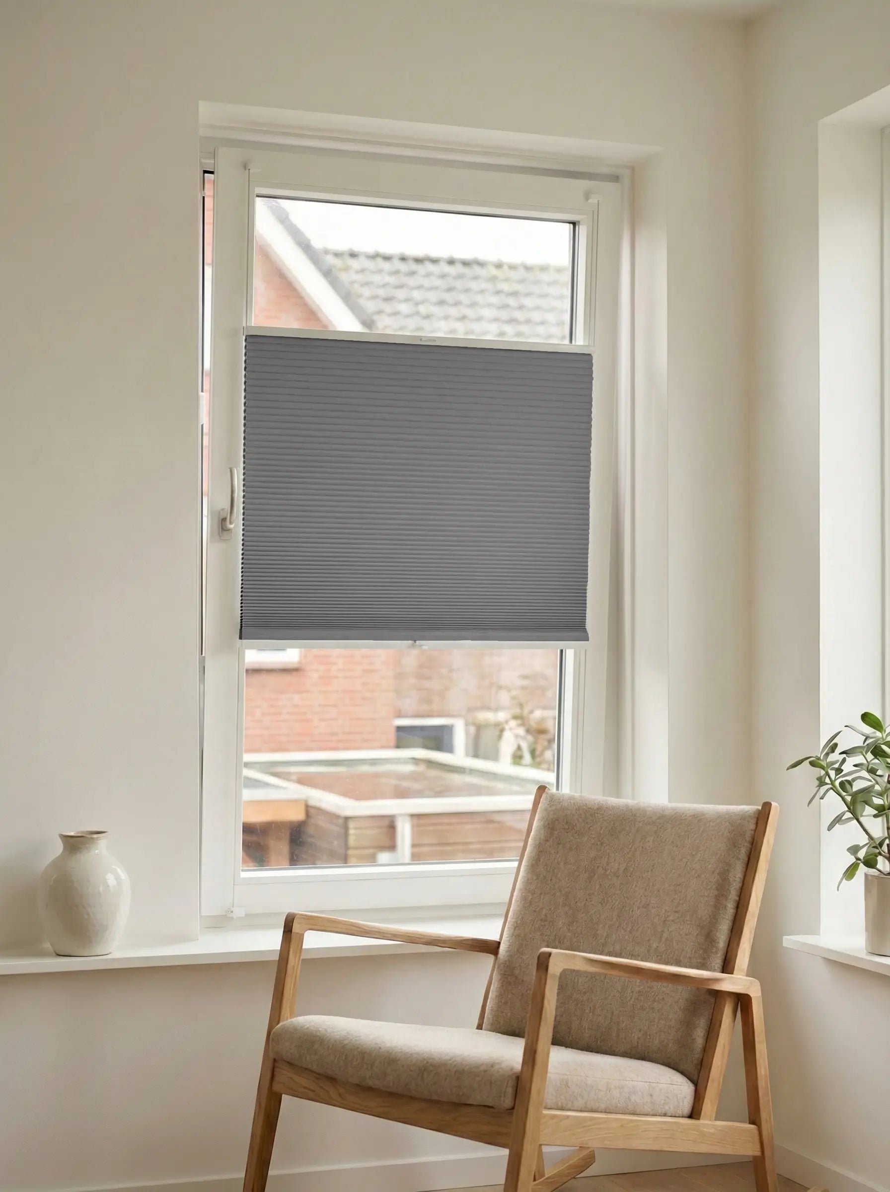 Verduisterend plisségordijn Double donkergrijs op maat voor een draaikiepraam