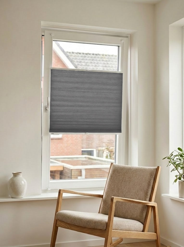 Lichtdoorlatend plisségordijn double grijs op maat voor een draaikiepraam