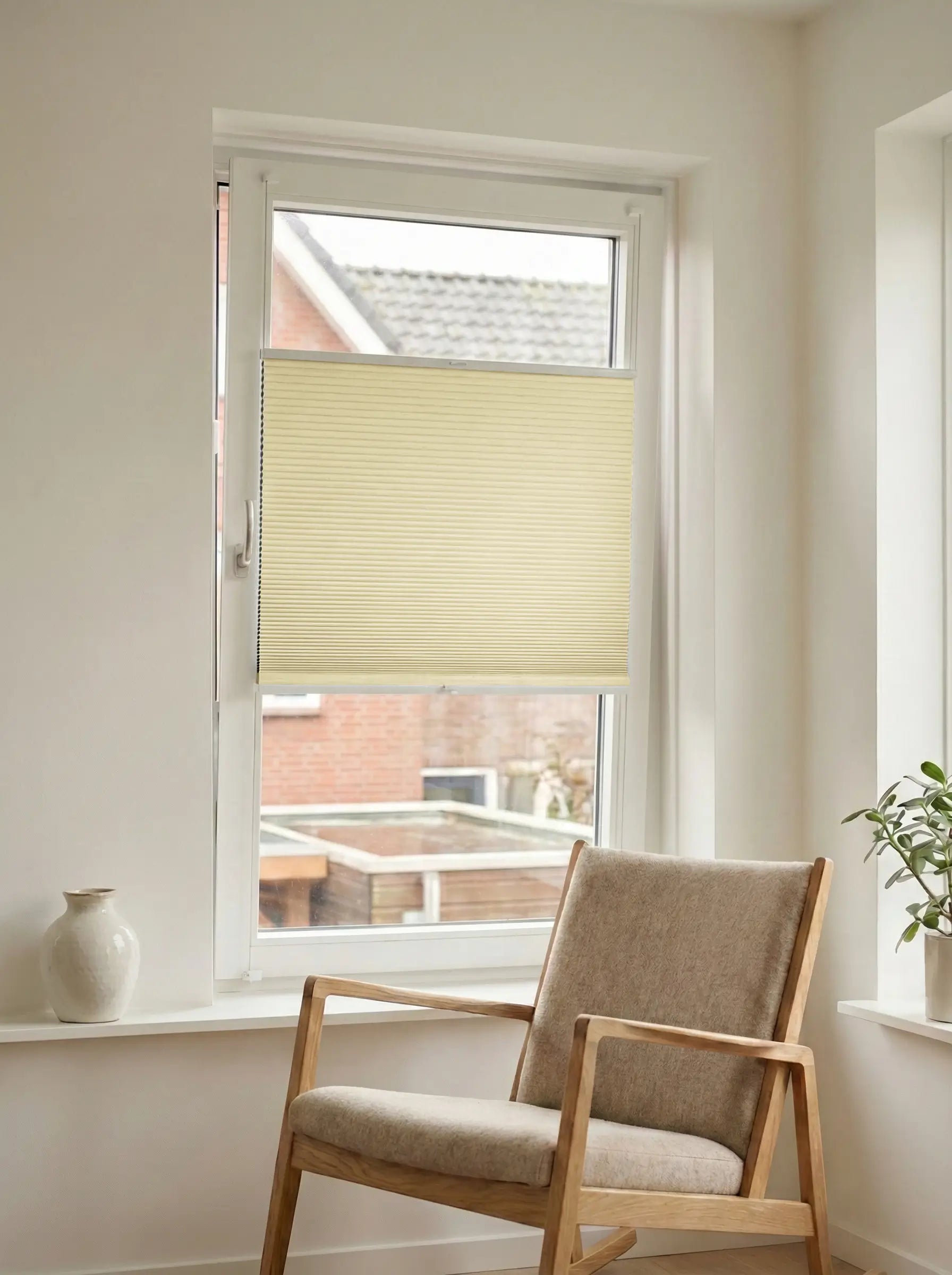 Verduisterend plisségordijn Double lichtbeige op maat voor een draaikiepraam