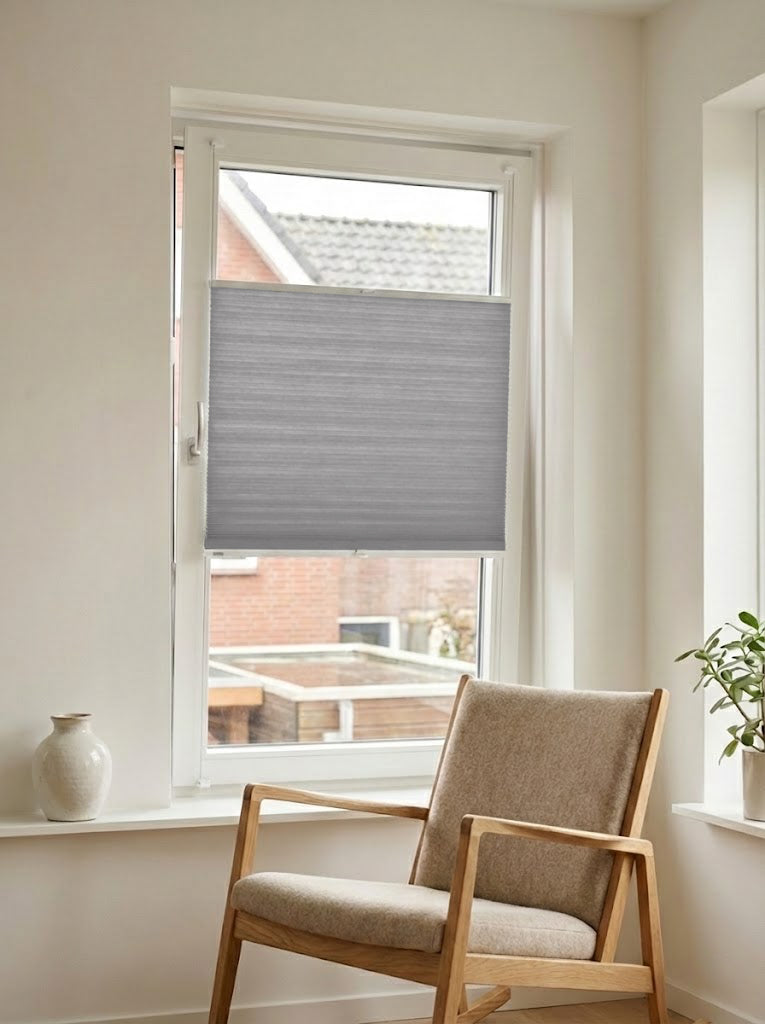 Lichtdoorlatend plisségordijn double licht grijs op maat voor een draaikiepraam