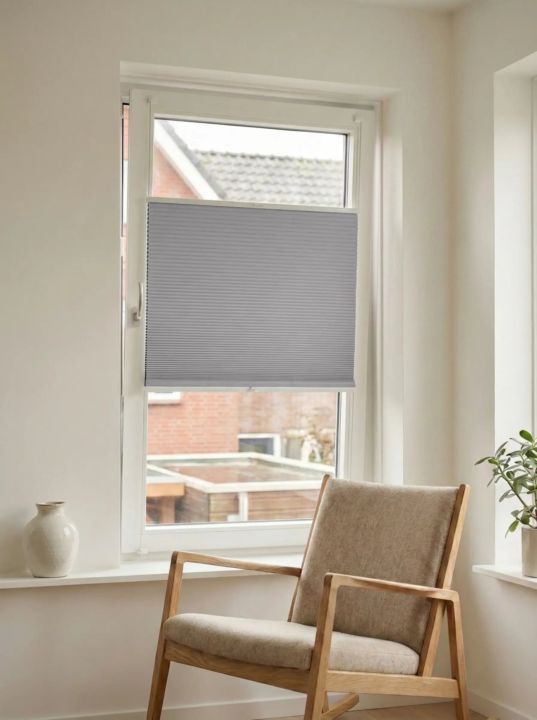 Verduisterend plisségordijn Double lichtgrijs op maat voor een draaikiepraam