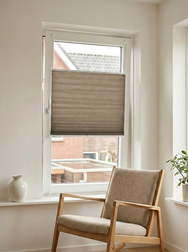 Lichtdoorlatend plisségordijn double taupe bruin op maat voor een draaikiepraam