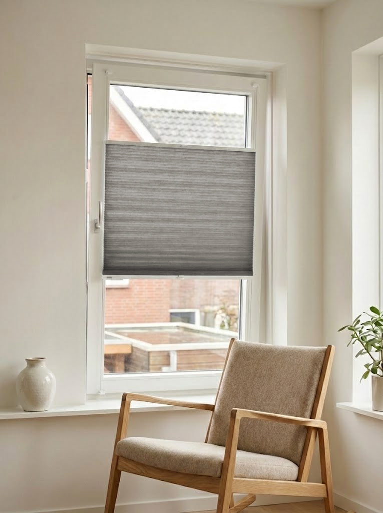 Lichtdoorlatend plisségordijn double taupe grijs op maat voor een draaikiepraam