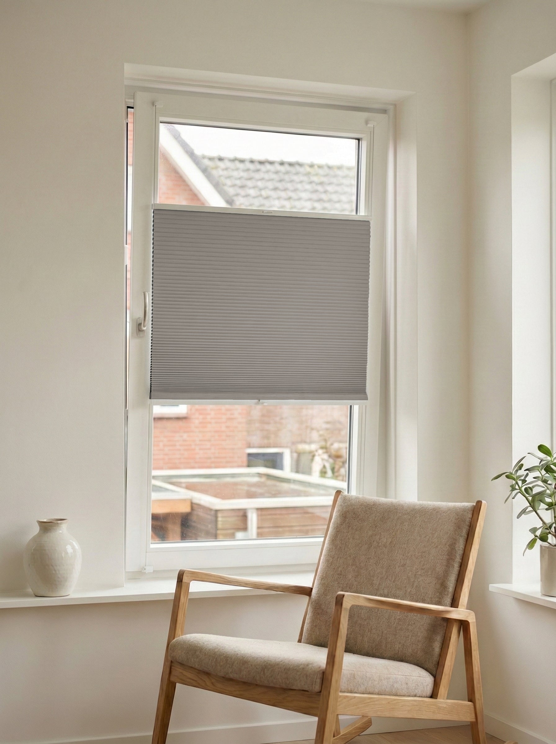 Verduisterend plisségordijn Double taupe grijs op maat voor een draaikiepraam