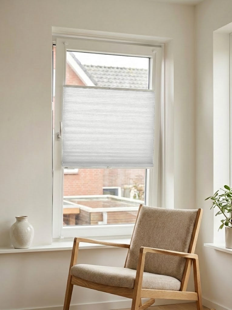 Lichtdoorlatend plisségordijn double wit op maat voor een draaikiepraam