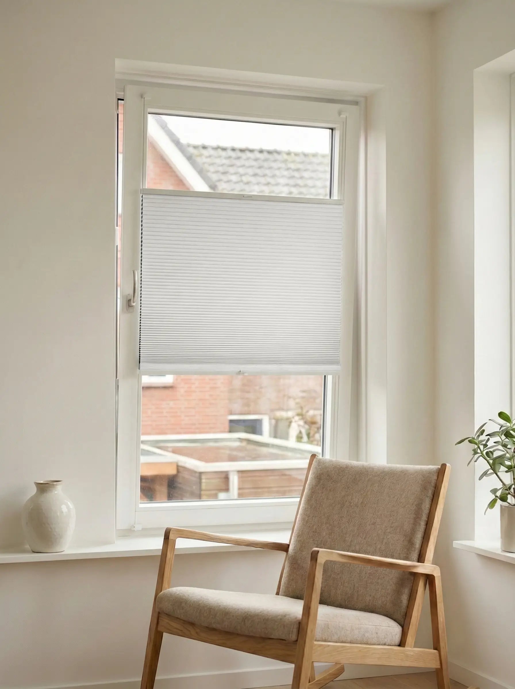 Verduisterend plisségordijn Double wit op maat voor een draaikiepraam