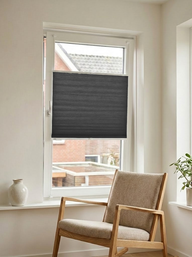 Lichtdoorlatend plisségordijn double zwart op maat voor een draaikiepraam