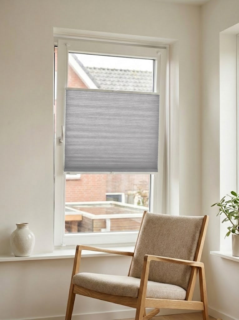 Lichtdoorlatend plisségordijn Luxury licht grijs op maat voor een draaikiepraam