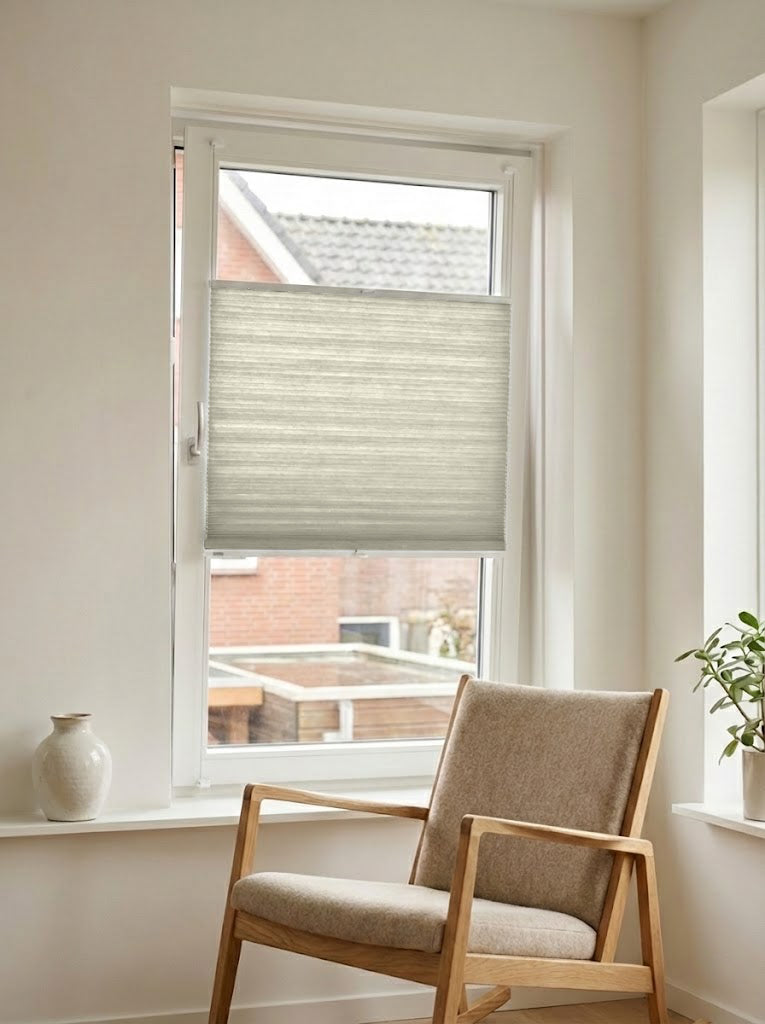 Lichtdoorlatend plisségordijn Luxury taupe op maat voor een draaikiepraam