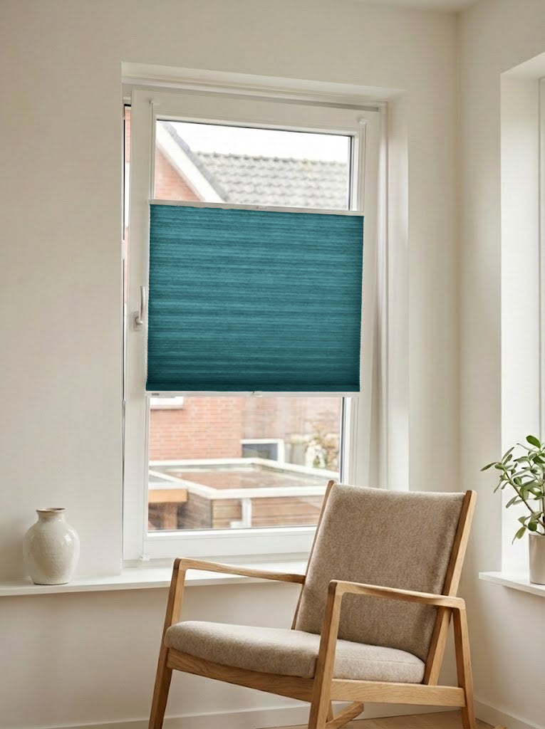 Lichtdoorlatend plisségordijn Luxury teal op maat voor een draaikiepraam