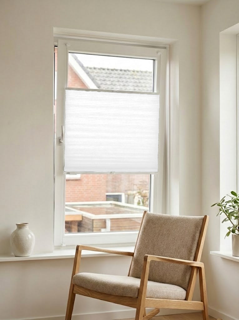 Lichtdoorlatend plisségordijn Luxury blauw op maat voor een draaikiepraam