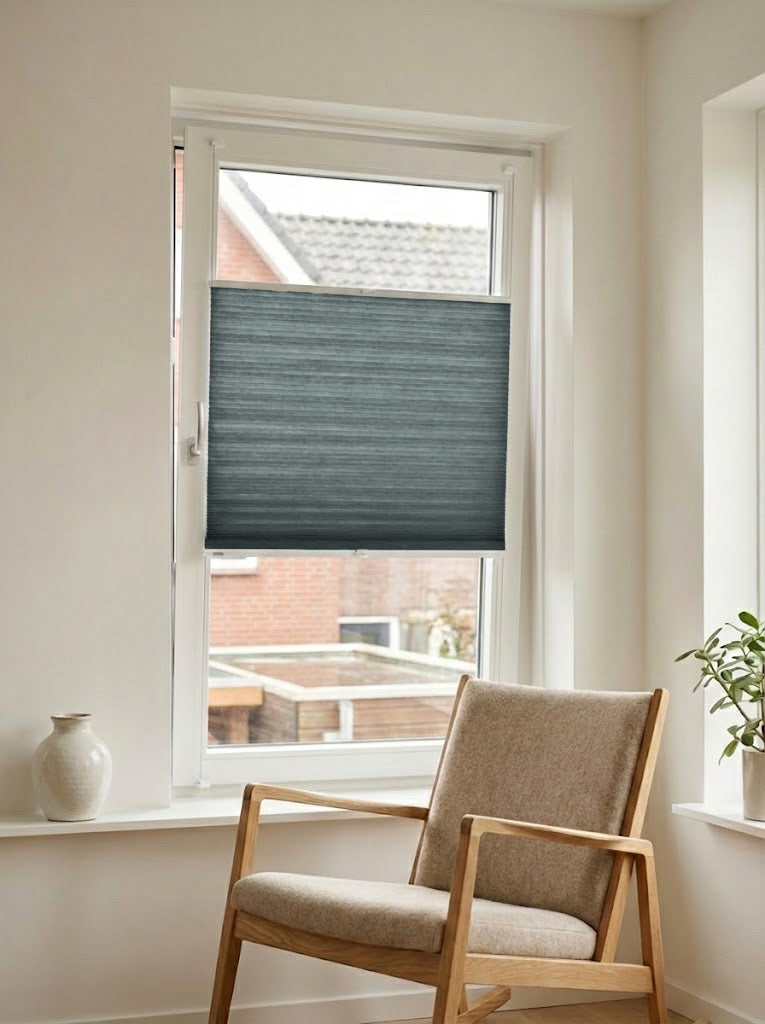 Lichtdoorlatend plisségordijn Luxury zacht blauw op maat voor een draaikiepraam