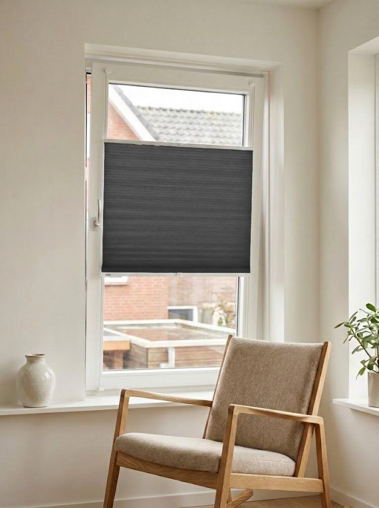 Lichtdoorlatend plisségordijn Prime antraciet op maat voor een draaikiepraam