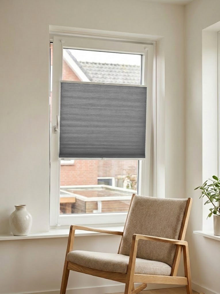 Lichtdoorlatend plisségordijn Prime donkergrijs op maat voor een draaikiepraam