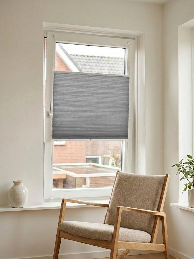 Lichtdoorlatend plisségordijn Prime grijs op maat voor een draaikiepraam