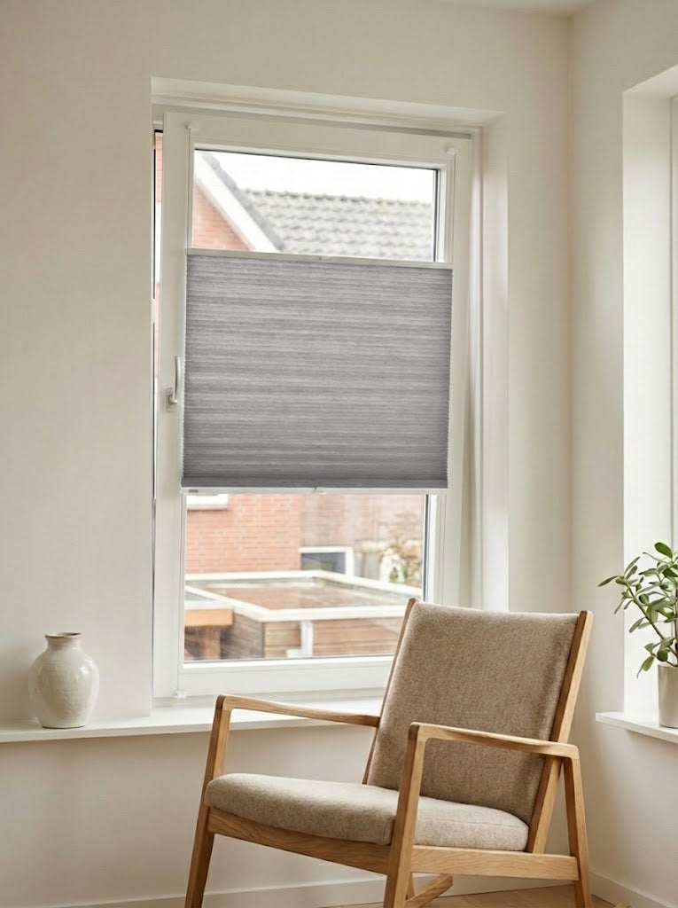 Lichtdoorlatend plisségordijn Prime licht grijs op maat voor een draaikiepraam