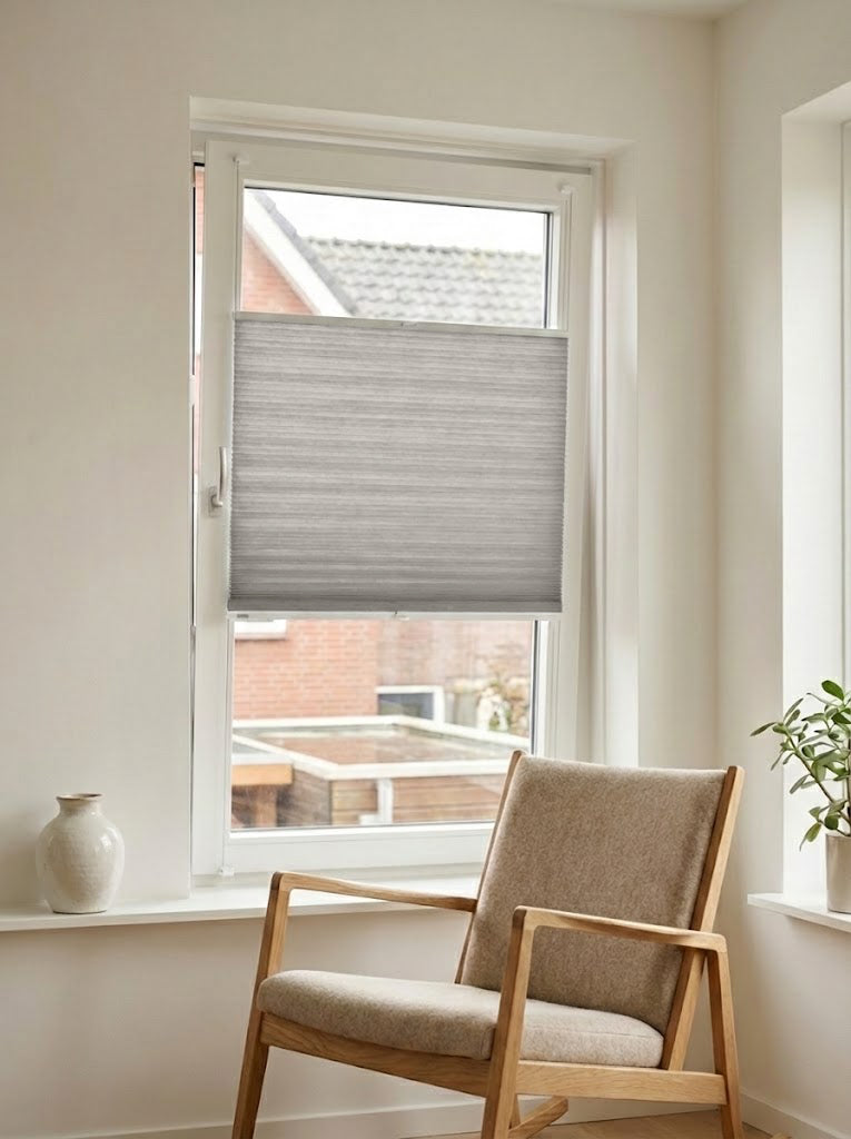 Lichtdoorlatend plisségordijn Prime taupe op maat voor een draaikiepraam