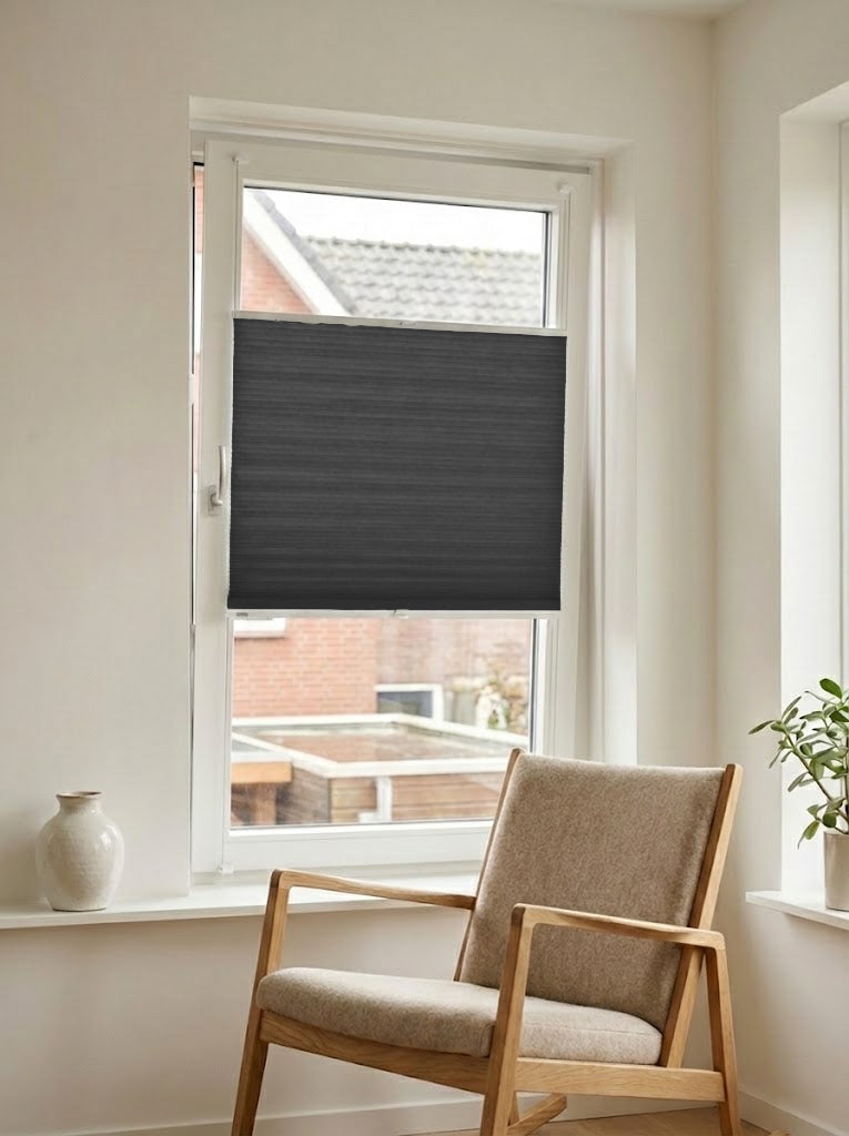 Lichtdoorlatend plisségordijn Prime zwart op maat voor een draaikiepraam