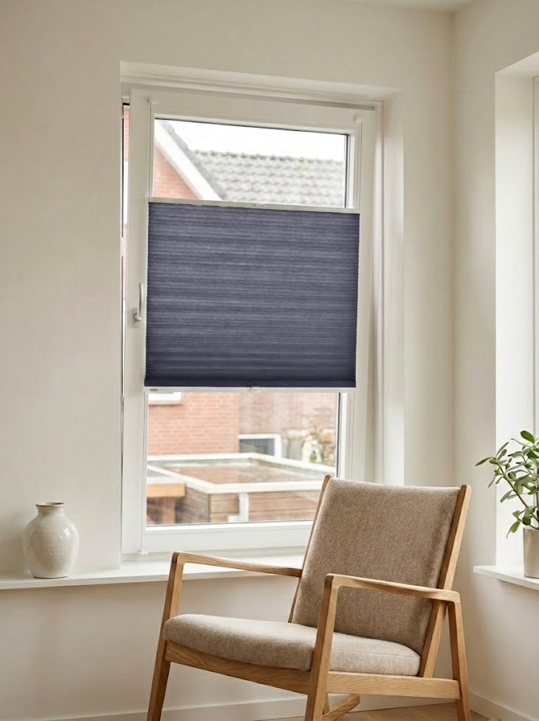 Lichtdoorlatend plisségordijn Pure antraciet op maat voor een draaikiepraam