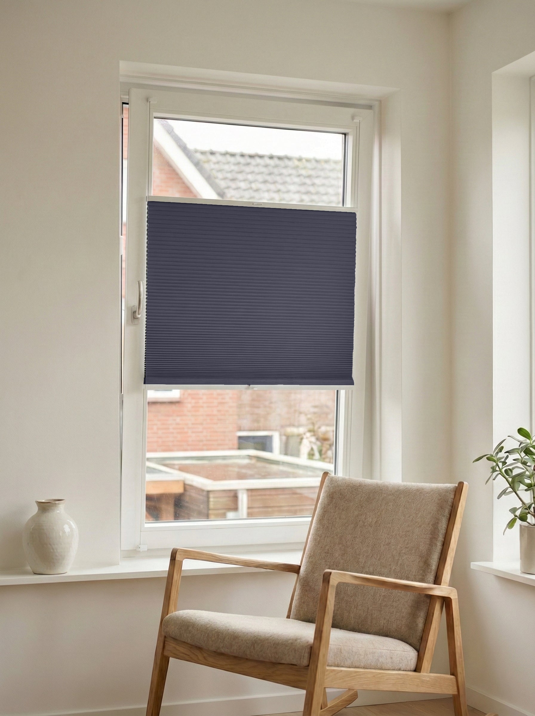 Verduisterend plisségordijn Pure antraciet op maat voor een draaikiepraam