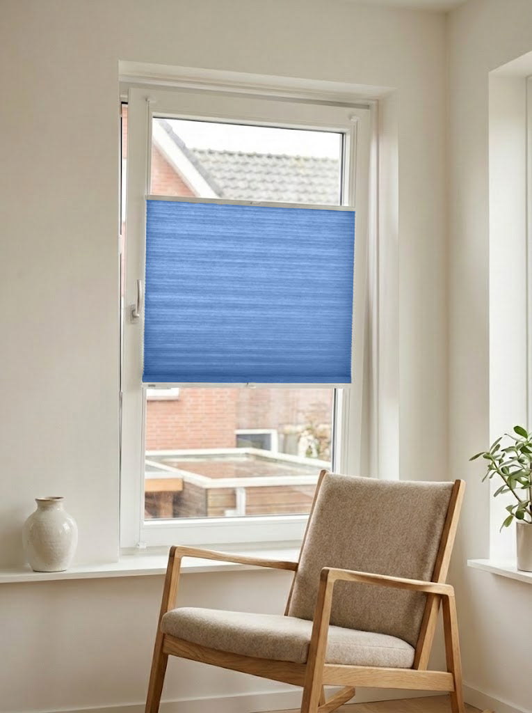 Lichtdoorlatend plisségordijn Pure blauw op maat voor een draaikiepraam